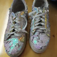 یک جفت کتونی پولکی