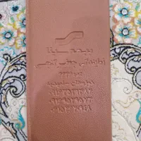 کیف پولی رنگ قهوه ایی بنام ولی ممبینی پیدا شده