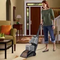 انجام امور نظافت منزل توسط کارگرخانم جوان