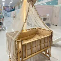 تخت کنار مادر