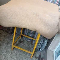 موکت همراه یک چهارپایه