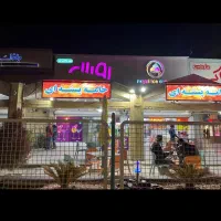 یک نیروی صندوقدار خانم و دو نیروی کار آقا