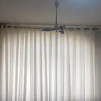 میز تلویزیون و ساعت و پرده