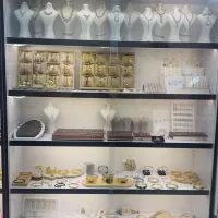 کمد ویترین شیشه دار  دارای شیشه ریلی