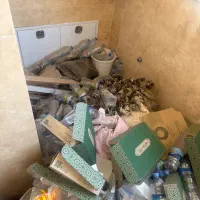 بطری آب و ظرف پلاستیک و مقوا