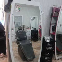 صندلی و آیینه آرایشگاهی