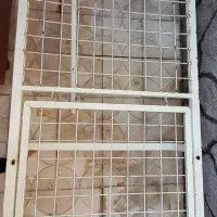 تخت بیمارستانی ک قابلیت بالا و پایین رفتن داره