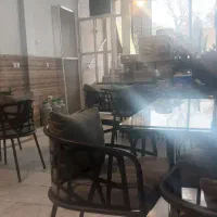 نیروی خانم در آشپزخانه فست فود