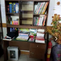 میز مطالعه کتابخانه ی