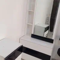 یک عدد دراور و آیینه همراه با دوعدد پاتختی