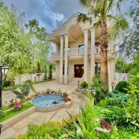 عمارت‌حیاط‌کارشده‌سرسبز‌جنگلی‌سر‌جاده‌اصلی سنددار