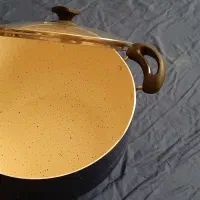 قابلمه بزرگ تفلن.   ودولنگه. پرده.|ظروف پخت‌وپز|قشم, |دیوار