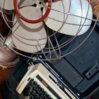 پنکه و دستگاه تایپ قدیمی