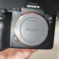 دوربین سونی آلفا 7III با شارژر