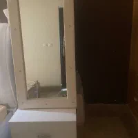 اینه وکشو کنار تختی