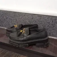 چند تا کفش زنانه و بوت گرم