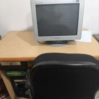 میز صندلی و کامپیوتر