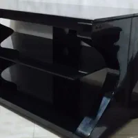 میز زیر تلویزیون شیشه ای