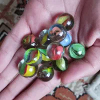 تعدادی تیله و گل گل یا پوچ