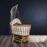 تخت کنار مادر