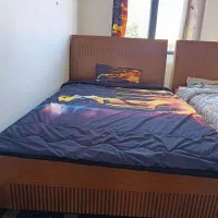 یک عدد تخت یک و نیم نفره همراه پاتختی