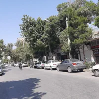 ۳ مغازه و زمین