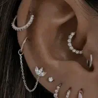 سوراخ کردن گوش نوزاد ب روش سنتی و بهداشتی
