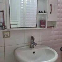 روشویی بهمراه پایه وآیئنه ی باکس دار وشیر آب