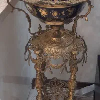 ظرف میوه پایه دار کنار سالنی برنز