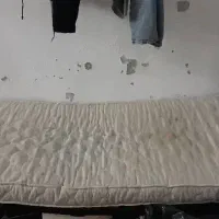 تخت یک نفره به دلیل نداشتن جا سالم