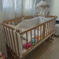 تخت چوبی کنار مادر
