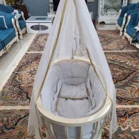 گهواره چوبی کنار مادر