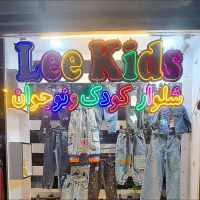 ویترین مغازه و مانکن بچگانه