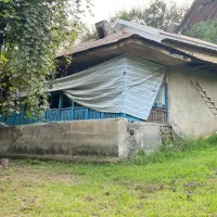 زمین-مسکونی-با-بنا-روستایی-قابل-سکونت