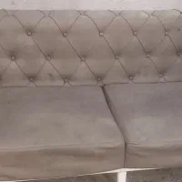 یک عدد مبل سه نفره