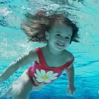 آموزش  شنا برای تمام رده های سنی  کودکان و بانوان