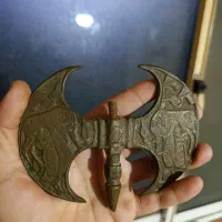 تبرزین برنجی صد ساله طرح برجسته