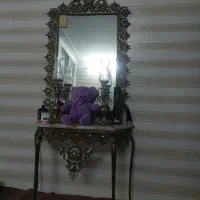 آینه و شمعدان و میز با سنگ