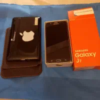 یک دستگاه موبایل اندروید ویک دستگاه تبلت