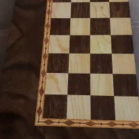 تخته چوب گردو در حد همراه با چهار عدد تاس استخونی