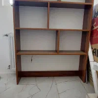 میز تحریر و کتابخانه