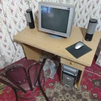 کامپیوتر خانگی همراه میز و صندل