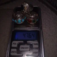 انگشتر و مقداری سنگ