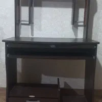 میز تحریر و لپ تاپ و کامپیوتر
