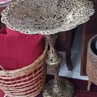 میوه خوری کنار سالنی برنجی