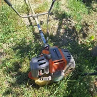 کارگر و علف زن باغ و باغچه