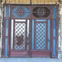 درب فلزی بزرگ