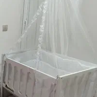 تخت کنار مادر