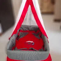 تخت و گهواره کنار مادر