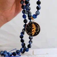 گردنبند با ورق طلا ۲۴ عیار و سنگ طبیعی آذرخش